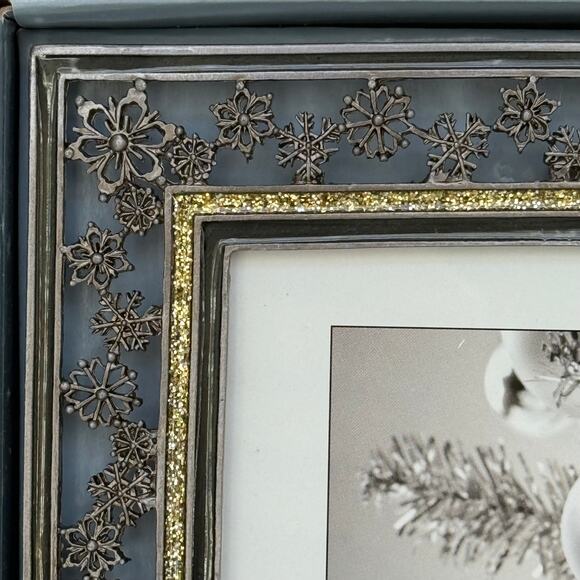 NIB Enameled Metal Christmas/Winter/Holiday Photo Frame Snowflakes Sparkle - Picture 2 of 7